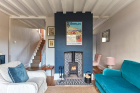 Cosy retreat, perfectly located just a min walk from Deal Beach and Castle